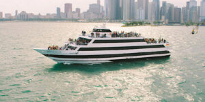 Chicago City Cruises Spirit of Chicago barco com skyline em fundo