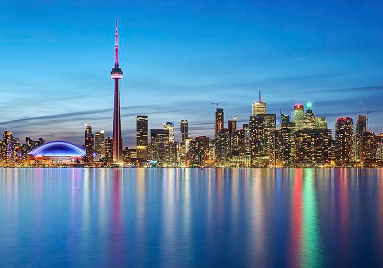 cn tower von der Uferpromenade aus